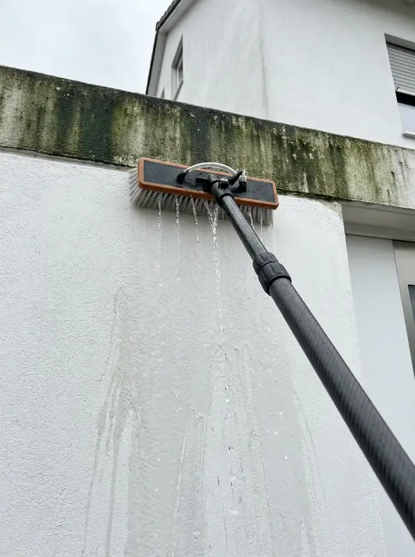 Fassadenreinigung mit Osmose-Bürste - AYA Gebäudeservice