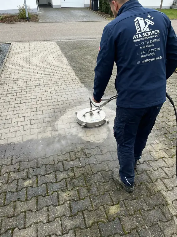 Pflastersteinreinigung mit Flächenreiniger - AYA Gebäudeservice